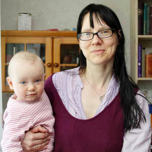 Muttermilchverkäuferin Nicole Ehlers mit ihrer Tochter Sofia.