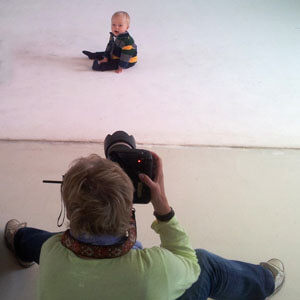 Fotoshooting für den Katalog eines Kindermodenherstellers. Babymodel bei der Arbeit. 