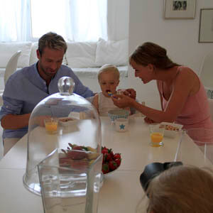 Fotoshooting für einen Hersteller von Babynahrung mit einem Kindermodel und zwei erwachsenen Models.