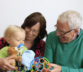 Großeltern betreuuen Enkel