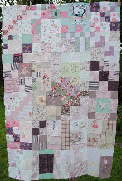 Baby Memory Quilt aus ausrangierten Babykleidungsstücken