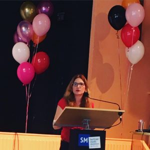 Die Journalistin und Autorin Nora Imlau hält einen Vortrag bei der Elternblogger-Konferenz Blogfamilia