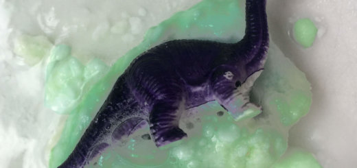 DIY: Dinosaurier-Ei, aus dem ein kleiner Dinosaurier schlüpft
