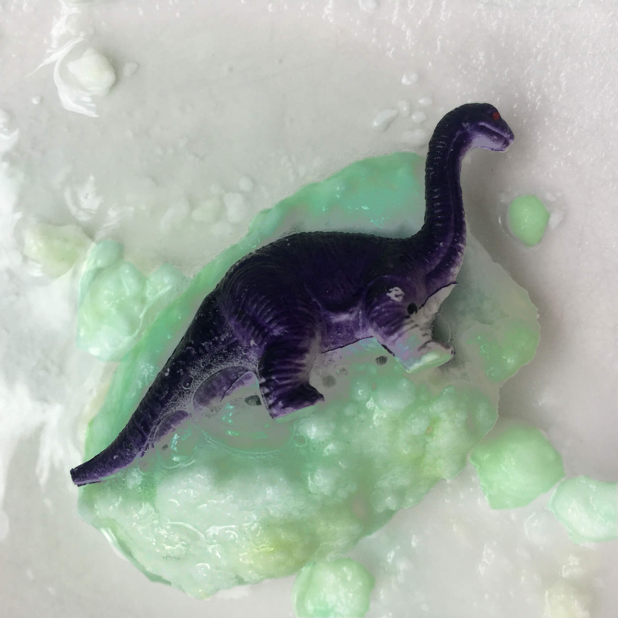 schlüpft im Wasser Dino im Ei Dino 5cm 