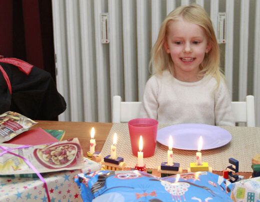 Fünfjähriges Kind mit Geschenken