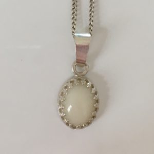 Ein Anhänger aus Muttermilch von der Miluh Manufaktur