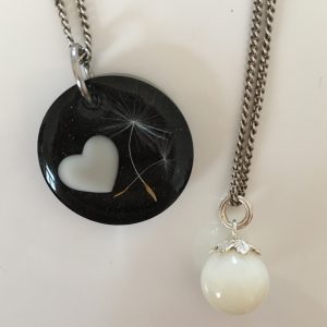 Eine Muttermilchperle und ein Muttermilchanhänger von Sweet Milk Memories