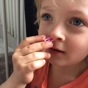 Ein Trick, mit dem man Fremdkörper aus Kindernasen wieder herausbekommt