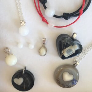 Ein Test von vier Anbietern von Muttermilchschmuck