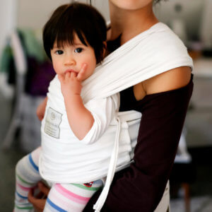 Warum man Babys nicht mit dem Blick nach vorne tragen sollte