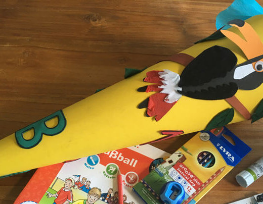 Schultüte mit Sachen zum Füllen daneben