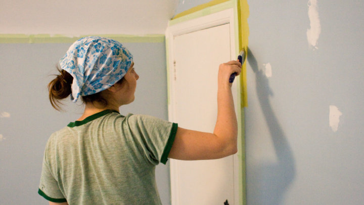 Schwangere, die renoviert