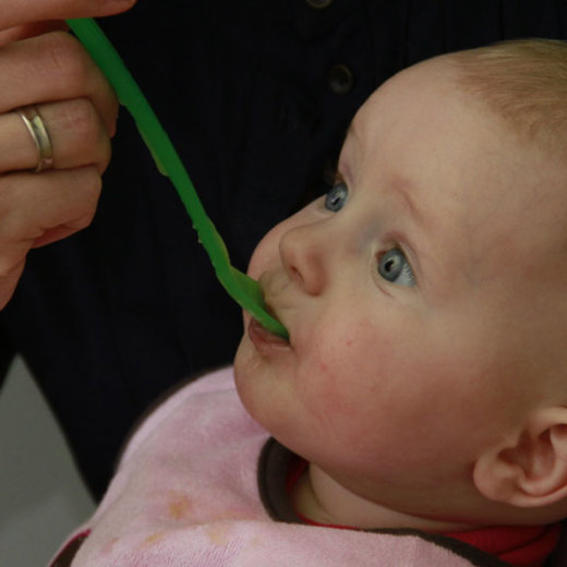 Baby wird gefüttert