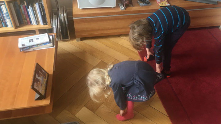 Kinder machen Online-Sportstunde