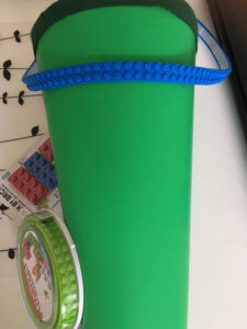Material für eine selbst gebastelte Lego-Schultüte